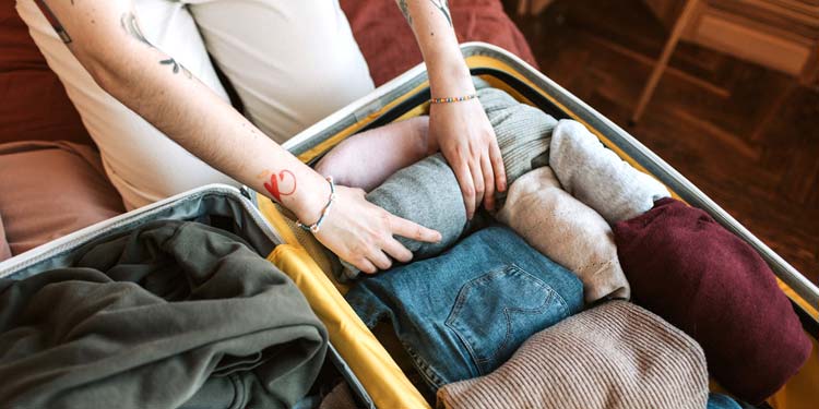Cara menyimpan pakaian saat bepergian atau traveling